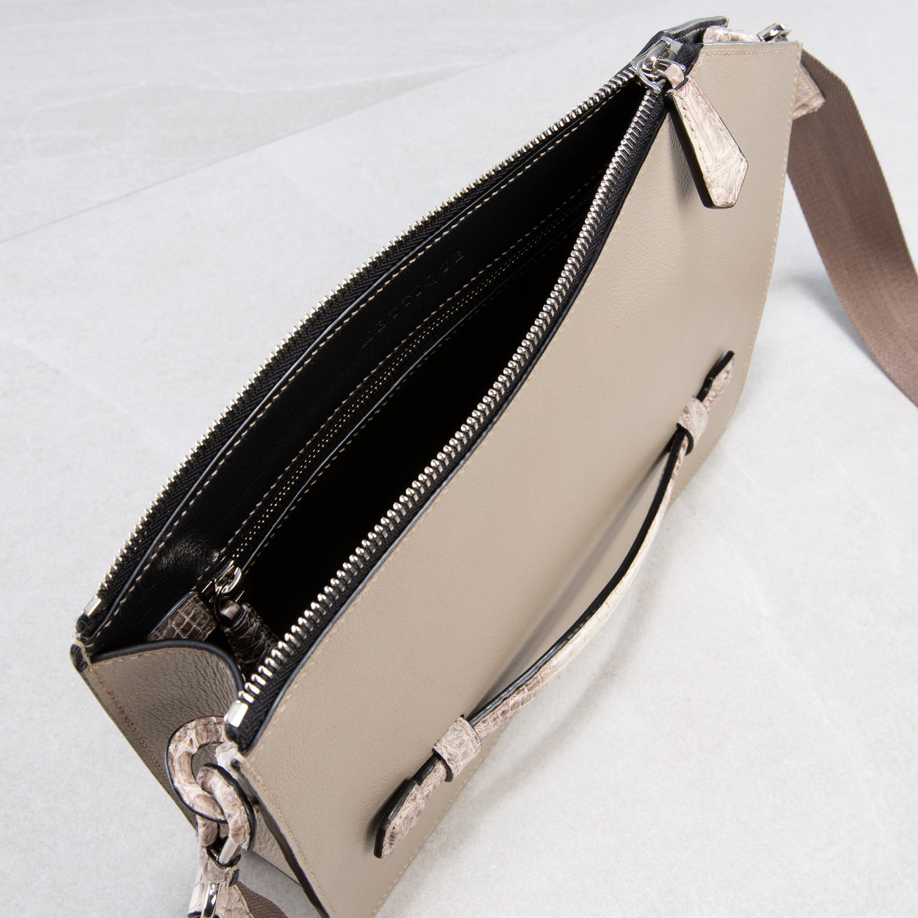 Pochette Q